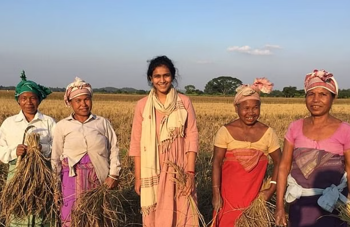 Taru Naturals Ruchi Jain with women farmers